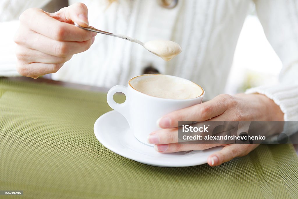 Zbliżenie z Filiżanka kawy i kobieta ręce - Zbiór zdjęć royalty-free (Biały)