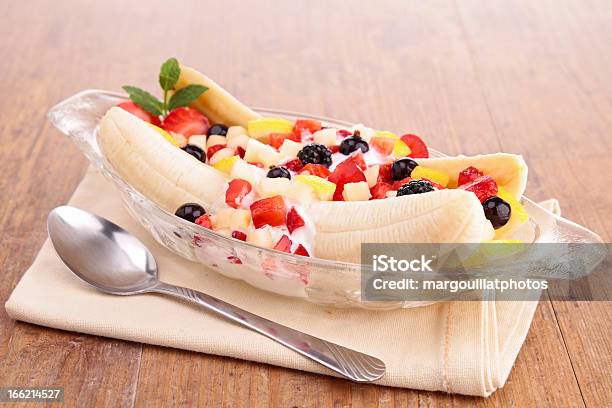 Ensalada De Frutas Frescas Foto de stock y más banco de imágenes de Banana Split - Banana Split, Desayuno, Alimento