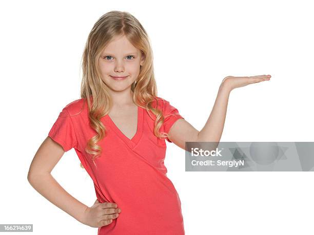 Chica Bonita Sonriente En Una Camisa Roja Foto de stock y más banco de imágenes de Exhibir - Exhibir, Niño, Palma de la mano