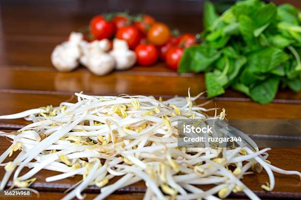 Foto de Broto De Soja Fresco e mais fotos de stock de Alimentação Saudável - Alimentação Saudável, Botão - Estágio de flora, Cogumelo Comestível