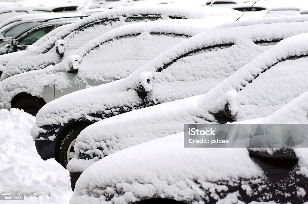 Carros cobertos de neve durante uma tempestade de neve - Foto de stock de Abaixo royalty-free