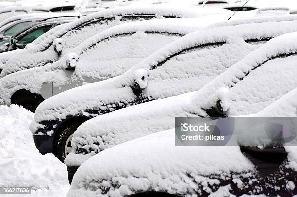 Foto de Carros Cobertos De Neve Durante Uma Tempestade De Neve e mais fotos de stock de Abaixo