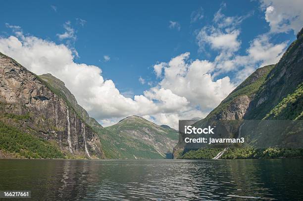 Geiranger Fiorde Noruega - Fotografias de stock e mais imagens de Azul - Azul, Cascata, Catarata de Seven Sisters