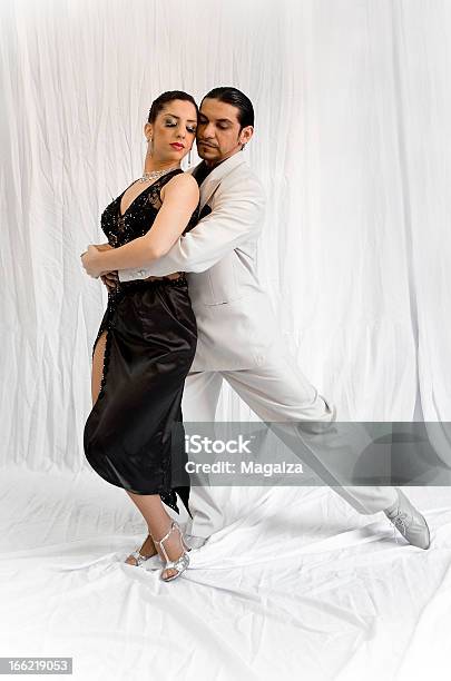 Bailarines De Tango Sobre Blanco Foto de stock y más banco de imágenes de Argentina - Argentina, Argentino, Arte cultura y espectáculos