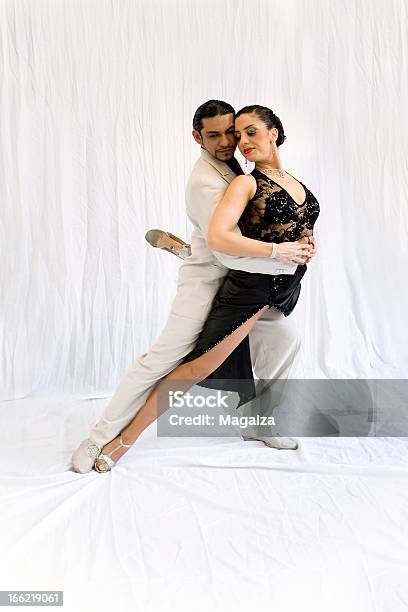 Танго Танцоры На Белом — стоковые фотографии и другие картинки Аргентина - Аргентина, Аргентинского происхождения, Бальные танцы