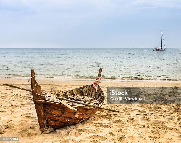 Photo libre de droit de Animal Échoué Bateau De Pêche De Style Asiatique banque d'images et plus d'images libres de droit de Transport nautique - Transport nautique, Vieux, En bois