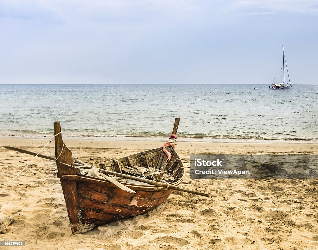 Старый beached fishing Лодка-азиатская кухня - Стоковые фото Морское судно роялти-фри