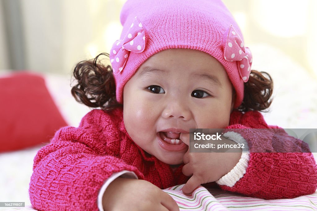 Bébé ça craint sur ses doigts - Photo de 6-11 mois libre de droits