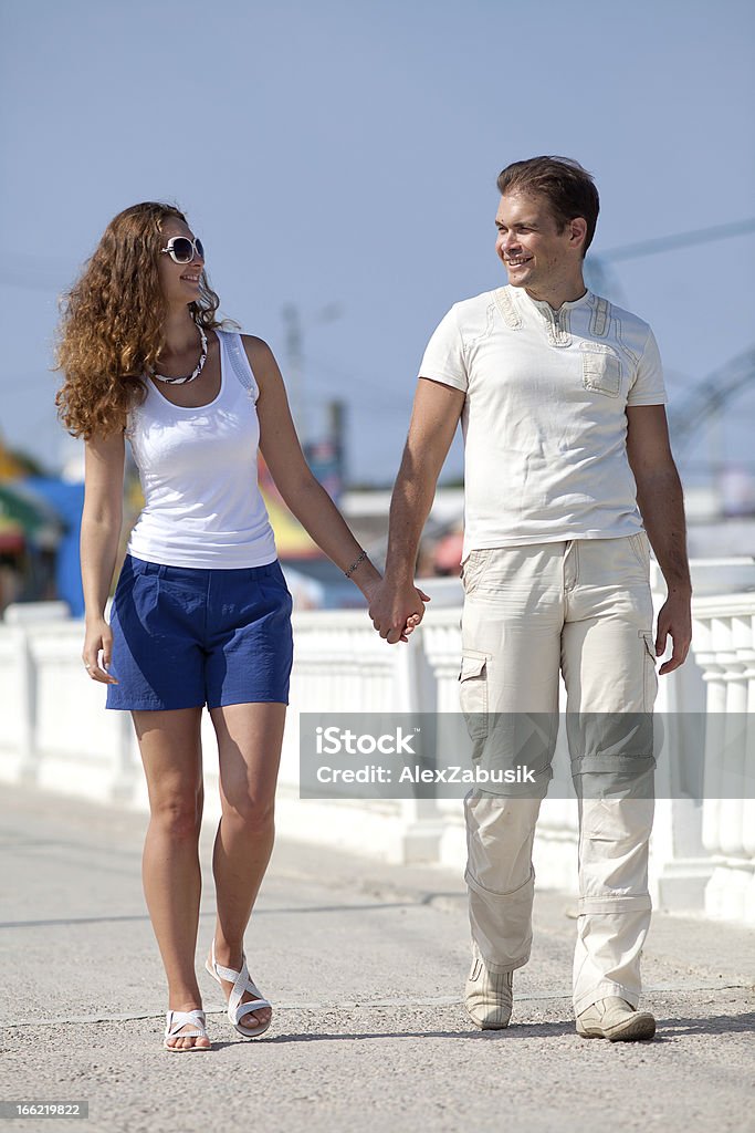 Atraente Casal caminhar ao longo do cais - Royalty-free 20-24 Anos Foto de stock