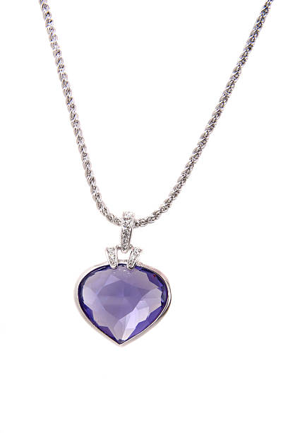 plata colgante y azul corazón en forma de diamante sobre fondo blanco - heart pendant fotografías e imágenes de stock