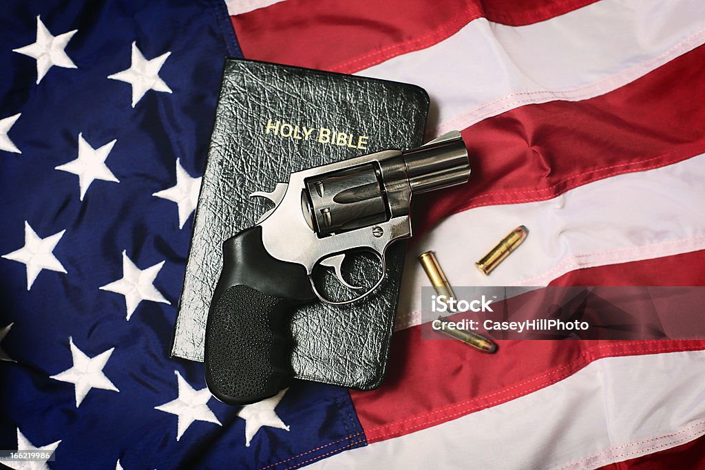 Cartucho de arma e a Bíblia na bandeira norte-americana - Foto de stock de Bandeira Norte-Americana royalty-free