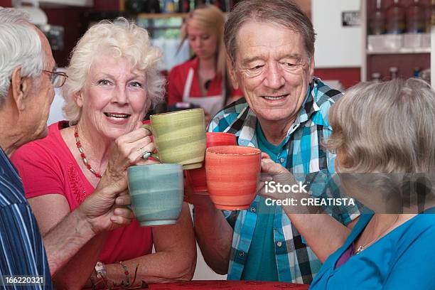 Mujer Sonriente Brindis Con Amigos Foto de stock y más banco de imágenes de Tercera edad - Tercera edad, Adulto, Adulto maduro