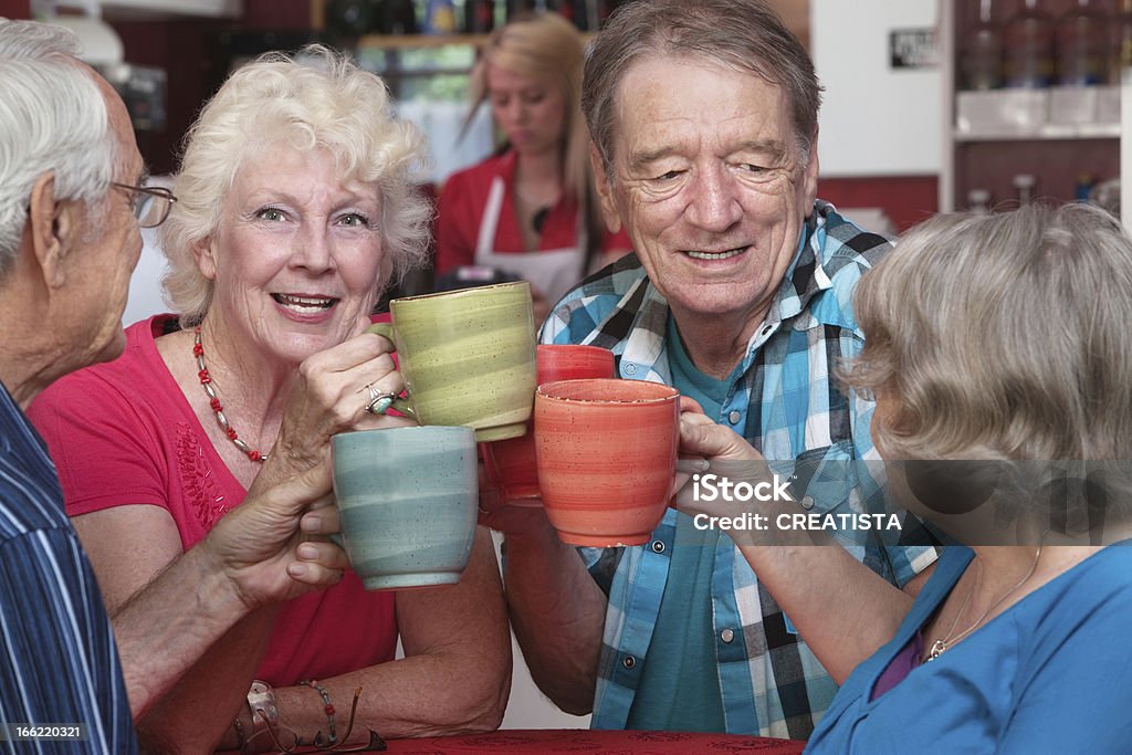 Улыбающаяся женщина тоста с друзьями - Стоковые фото Пожилой возраст роялти-фри
