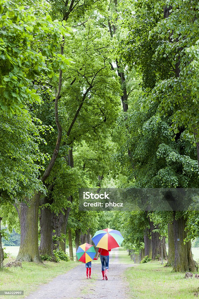 Persone con ombrelloni - Foto stock royalty-free di Abbigliamento casual
