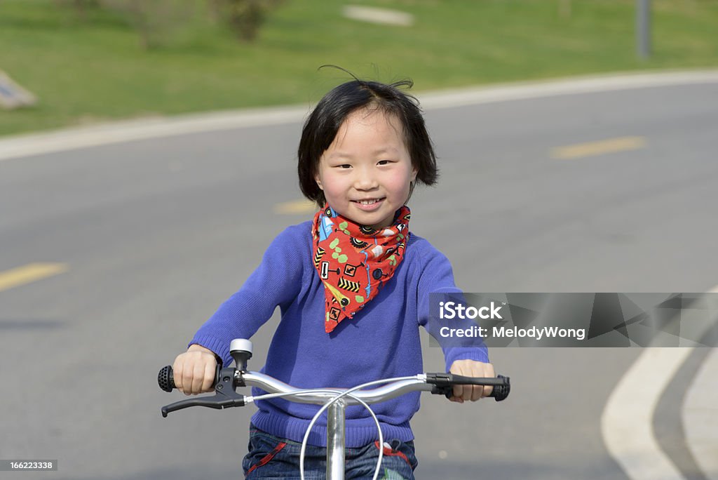 Asiatique fille Mimi, équitation de vélo - Photo de Activité de loisirs libre de droits