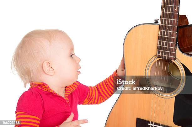 귀여운 어린 음악가 게임하기 기타 흰색 바탕에 흰색 배경 12-17 개월에 대한 스톡 사진 및 기타 이미지 - 12-17 개월, 귀여운, 금발 머리