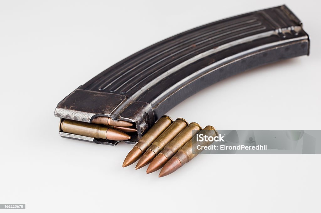 칼라시니코프 매거진 추가 염려하다 - 로열티 프리 AK-47 소총 스톡 사진