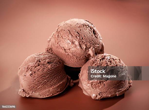 Gelato Al Cioccolato Su Sfondo Marrone - Fotografie stock e altre immagini di Cucchiaiata - Cucchiaiata, Gelato al cioccolato, Cibi surgelati