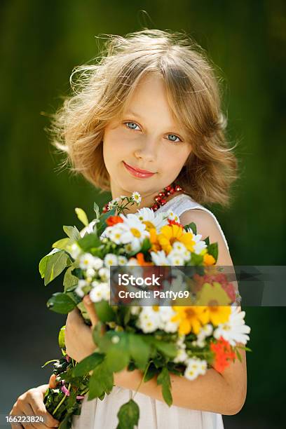 笑顔の女の子束の花 - 1人のストックフォトや画像を多数ご用意 - 1人, ティーンエイジャー, ブーケ