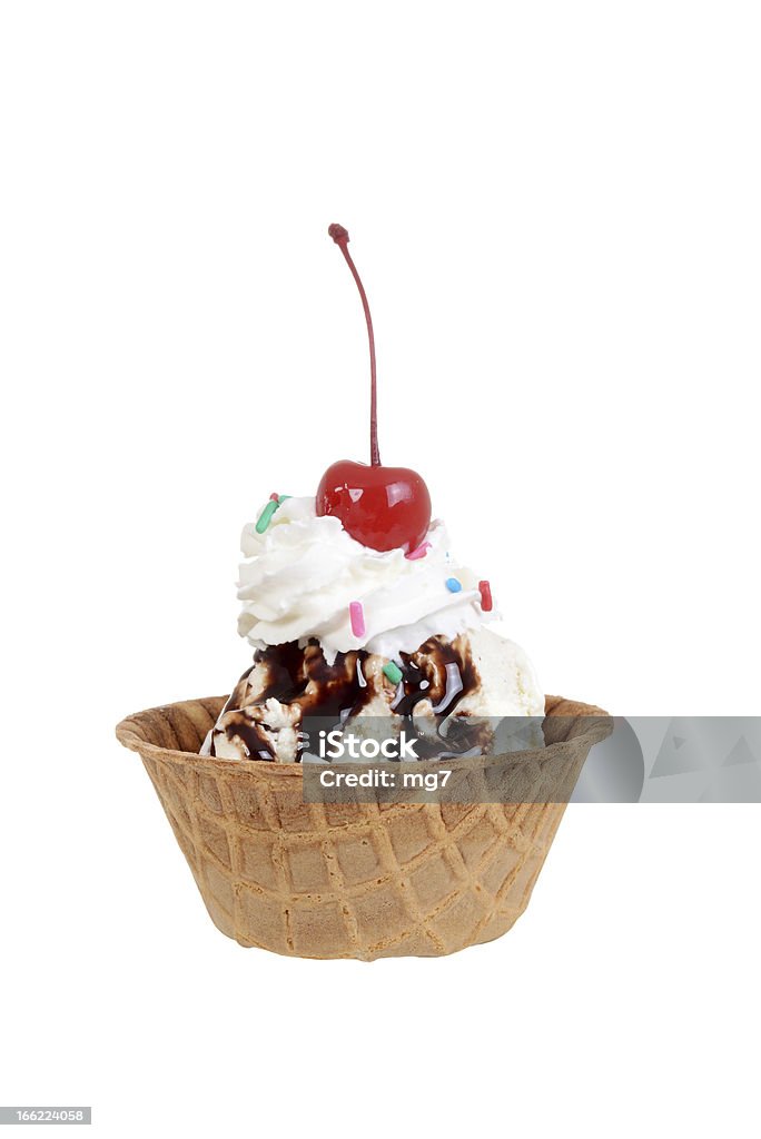 sundae con salsa de chocolate con madera de cerezo, aislado - Foto de stock de Helado sundae libre de derechos