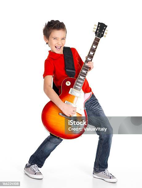 Weißer Junge Singt Und Spielt Auf Der Elektrischen Gitarre Stockfoto und mehr Bilder von Kind