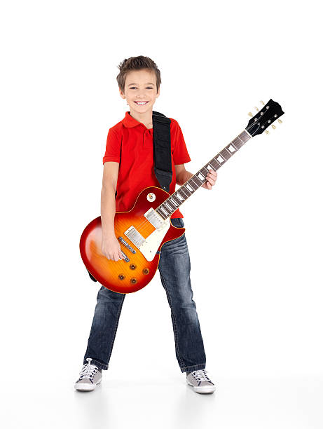 portrait de jeune petit garçon avec la guitare électrique - full song photos et images de collection
