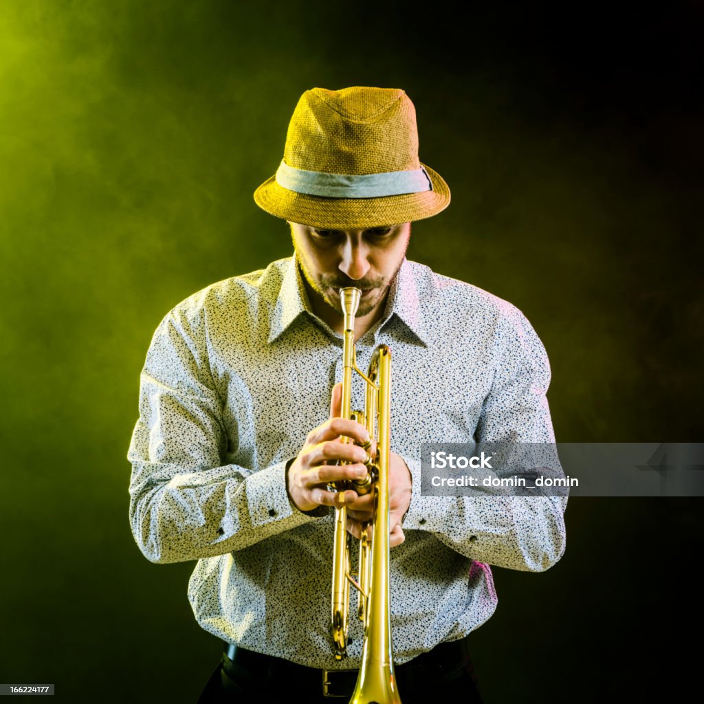 Músico está a tocar na Trompete no palco de concerto - Royalty-free 30-34 Anos Foto de stock