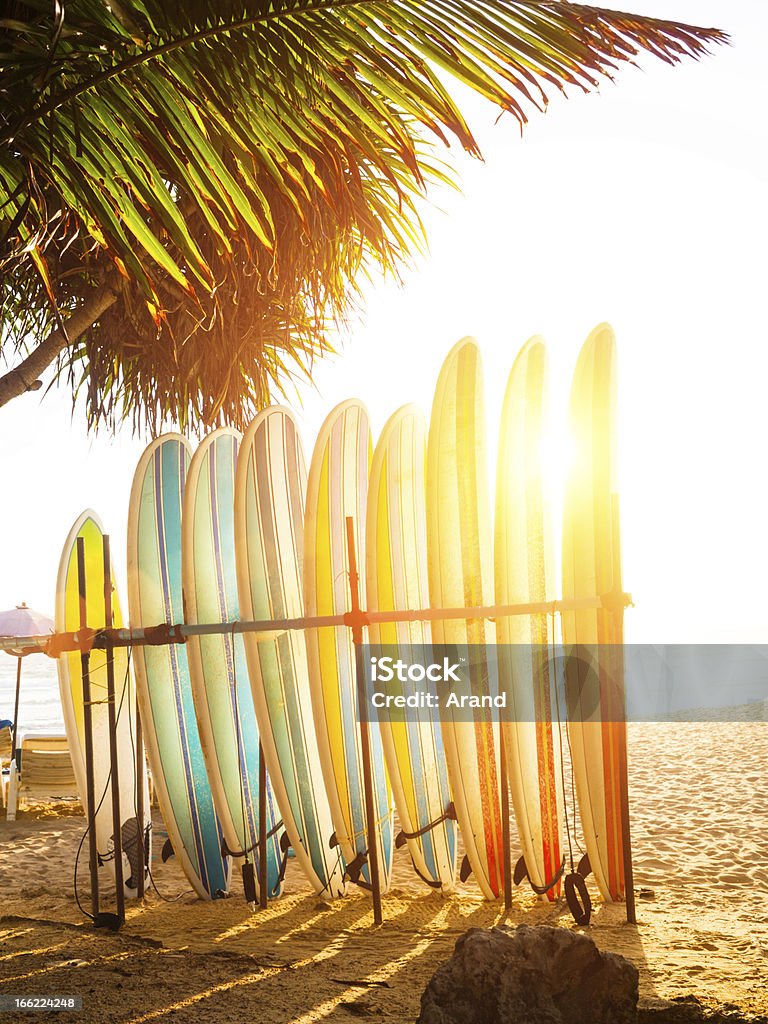 surfboards на океан Пляж - Стоковые фото Доска для сёрфинга роялти-фри