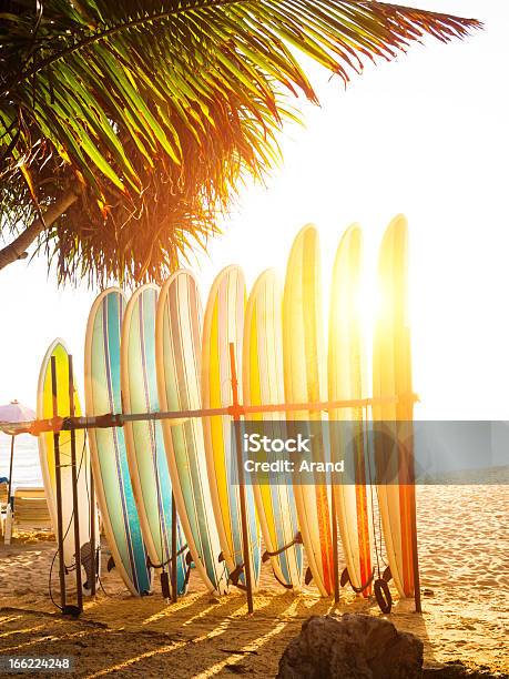 Surfboards На Океан Пляж — стоковые фотографии и другие картинки Доска для сёрфинга - Доска для сёрфинга, Бали, Сёрфинг