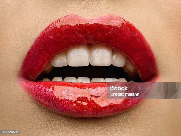 美しい写真クローズアップの赤の女性の唇に - 人間の唇のストックフォトや画像を多数ご用意 - 人間の唇, 赤, 1人