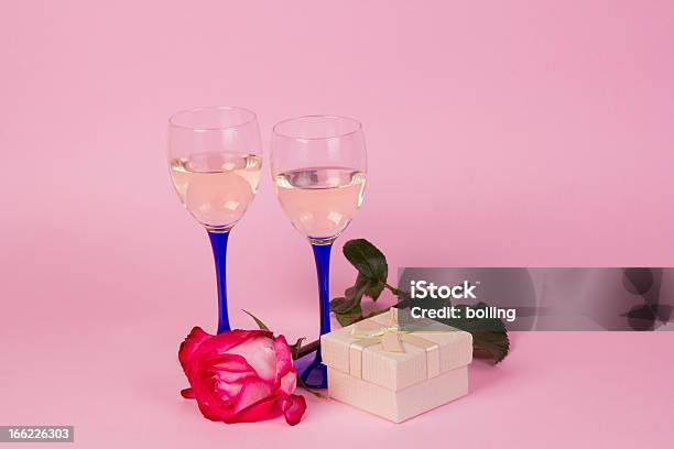 Zwei Gläser Mit Wein Und Rosen Stockfoto und mehr Bilder von Alkoholisches Getränk - Alkoholisches Getränk, Blume, Champagnerglas