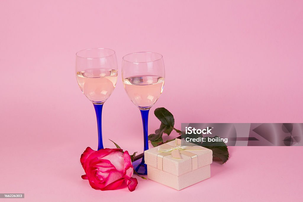 Due bicchieri con vite e rose - Foto stock royalty-free di Alchol