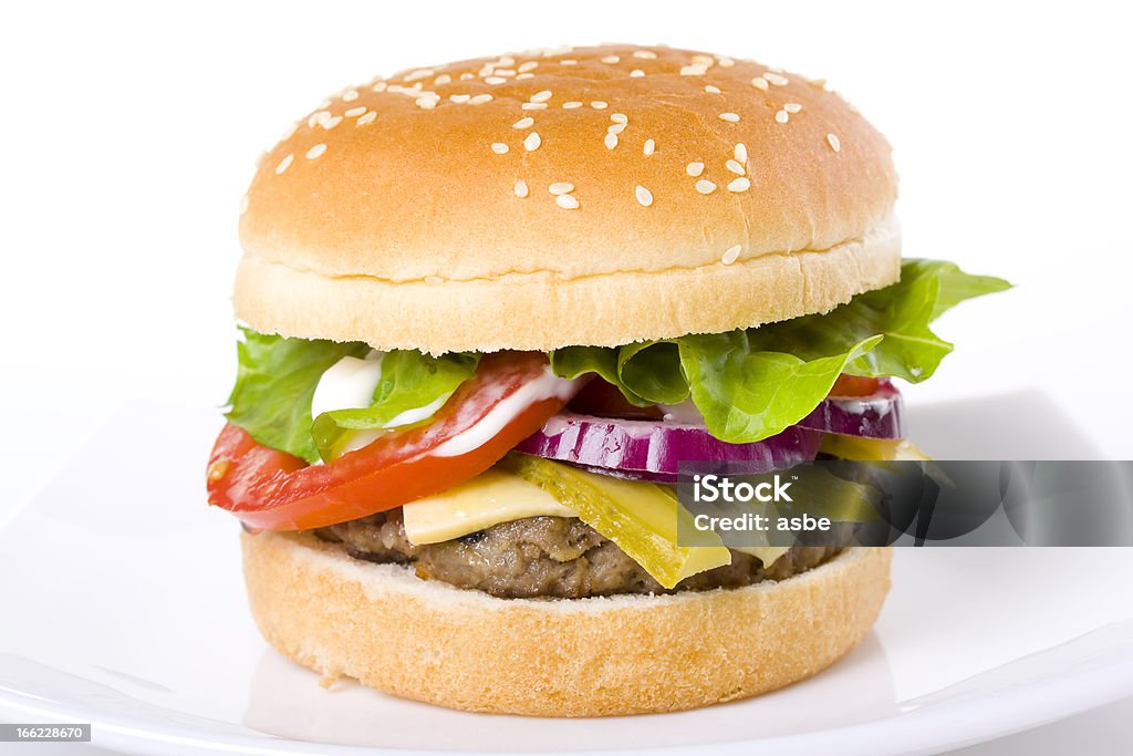 Hamburger di manzo sul piatto - Foto stock royalty-free di Alimentazione non salutare