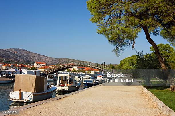Trogir Waterfront Com Barcos Forrado Ao Longo Da Costa - Fotografias de stock e mais imagens de Ajardinado