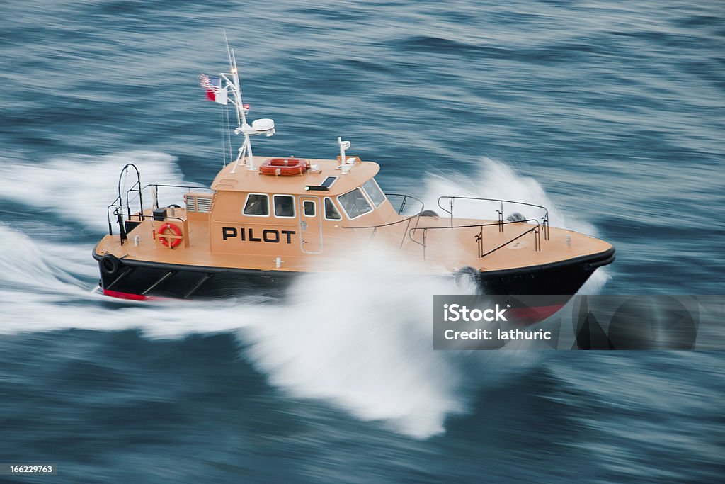 Barco piloto al mar. - Foto de stock de Actividad libre de derechos