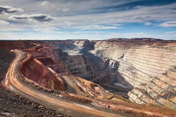 super camp de la mine d'or en australie - mine road photos et images de collection