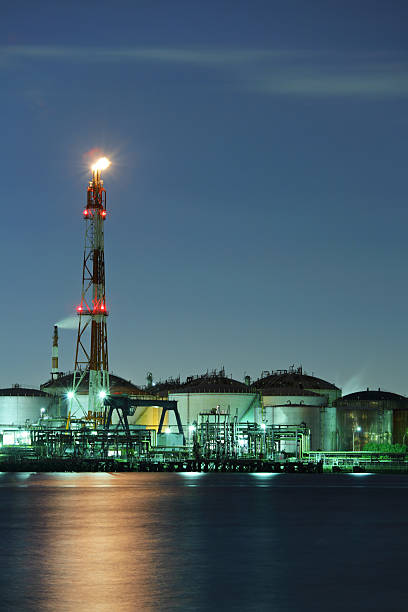 Öl-Raffinerie in der Nacht – Foto