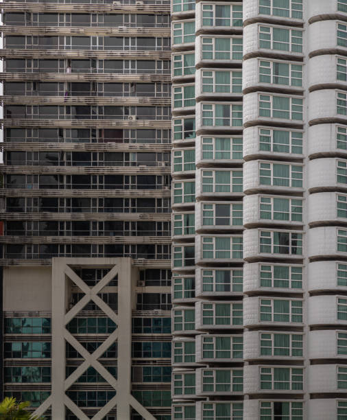 geométrico en un edificio moderno con estructura repetitiva. - recubrimiento capa exterior fotografías e imágenes de stock