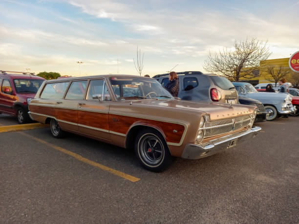 alter chrysler plymouth fury i kombi von 1965 bei der oldtimer-show auf einem parkplatz - woodie stock-fotos und bilder