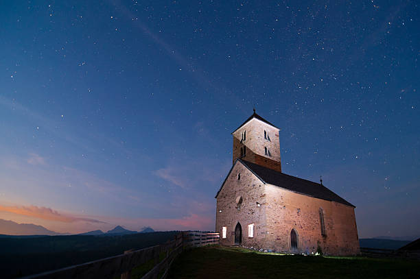 antiga igreja nas montanhas à noite - high seat - fotografias e filmes do acervo