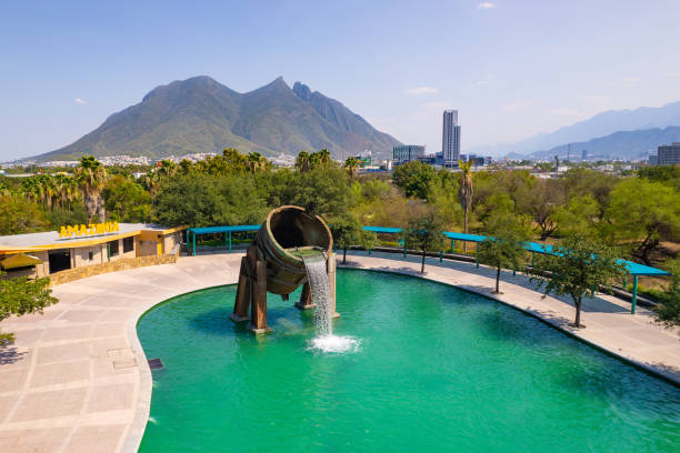 удивительный вид на парк фундадора в монтеррее, мексика. - nuevo leon стоковые фото и изображения