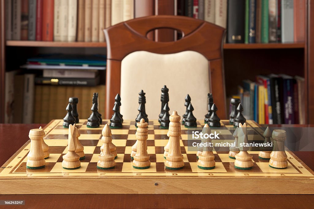 Hölzerne Schach Figuren - Lizenzfrei Anfang Stock-Foto