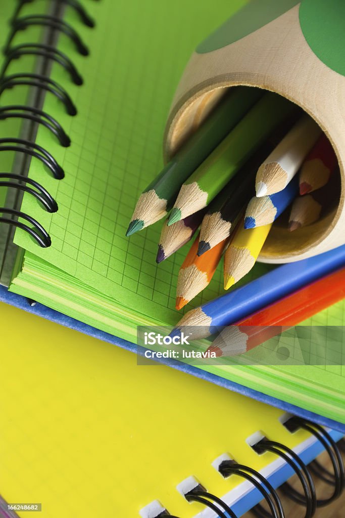 Libreta y lápiz-caso con lápices de colores - Foto de stock de Cuaderno de ejercicios libre de derechos
