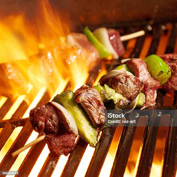 Szisz Kabobs Wołowy Na Grill - zdjęcia stockowe i więcej obrazów Barbecue - Barbecue, Cebula, Ciemny