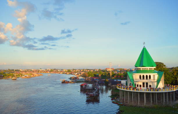 vista de aldeias residenciais em margens de rios na indonésia - kalimantan - fotografias e filmes do acervo