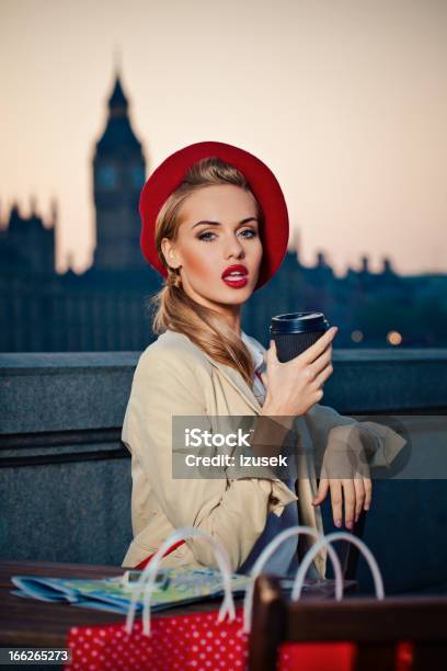 Elegante Mujer En Londres Foto de stock y más banco de imágenes de Modelo de modas - Modelo de modas, Londres - Inglaterra, Bolsa de la compra