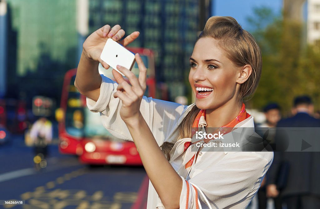 Молодая женщина с помощью смарт-телефон - Стоковые фото 20-24 года роялти-фри