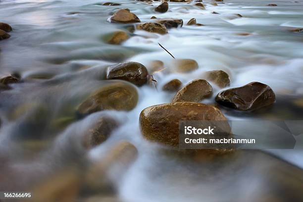 Lunga Esposizione Di Un Fiume E Rocce - Fotografie stock e altre immagini di Acqua - Acqua, Acqua fluente, Ambientazione esterna