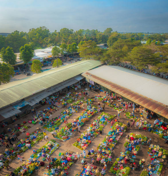 istock Hau Giang crouching market 1662677881