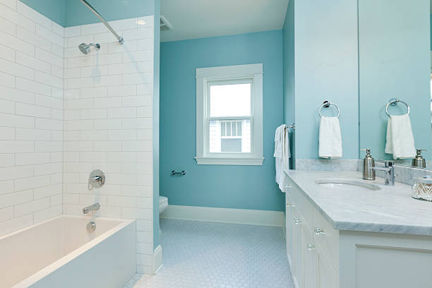 ブルーのバスルーム - bathroom sink window bathroom house ストックフォトと画像
